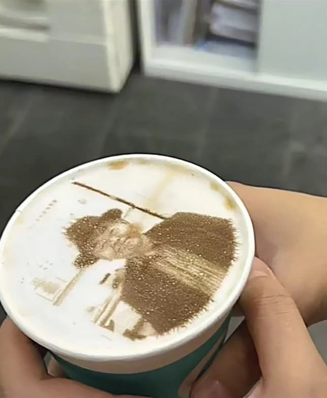 Et portrett skrevet ut i kaffeskummet